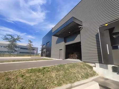 location local d'activités 1 079 m²