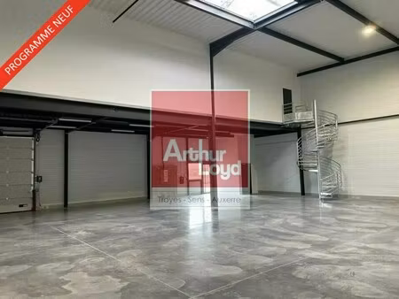 location entrepôt 342 m² à 2 379 m²