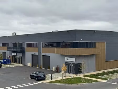 location local d'activités 322 m² à 690 m²