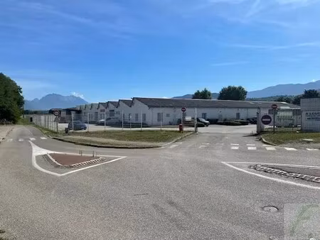 location local d'activités 408 m²