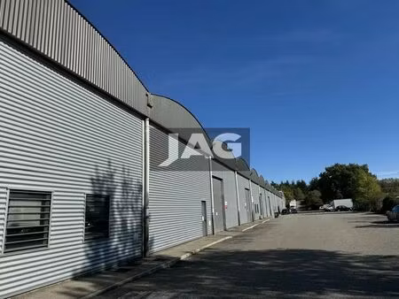 location local d'activités 100 m² à 2 670 m²