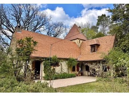superbe situation  calme  sur hauteurs et sans voisin visible pour cette petite propriété.