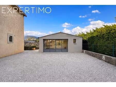 maisonnette indépendante avec parking privé dans copropriété avec piscine.