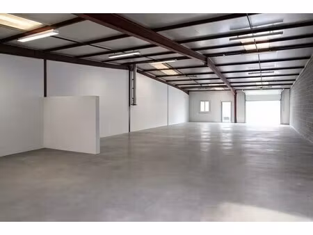 location local d'activités 219 m²