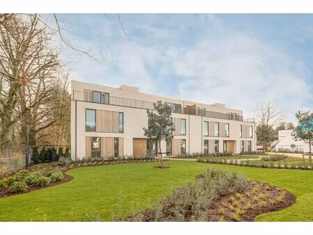 prestigieus nieuwbouwappartement met ruime tuin en terras.