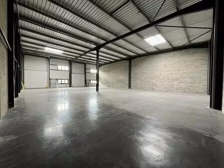 vente entrepôt 777 m²