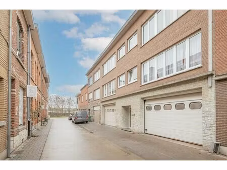 ruime hangaar op toplocatie!