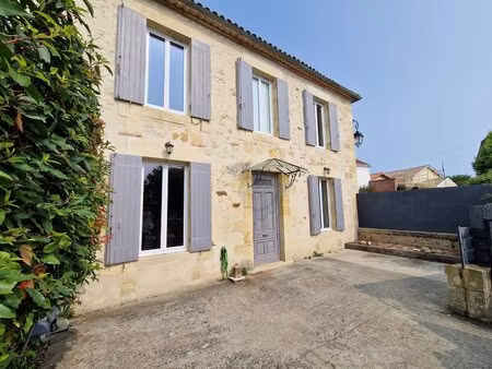 maison en pierre rénovée - 3 chambres - cour de 70 m2 -