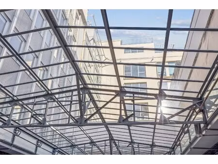 location local professionnel 815m²