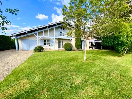 maison pleine de charme de 5 pièces (dpe c/a) en excellent état avec grand terrain proche 