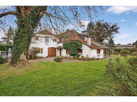 maslacq  propriété de caractère et son jardin arboré.