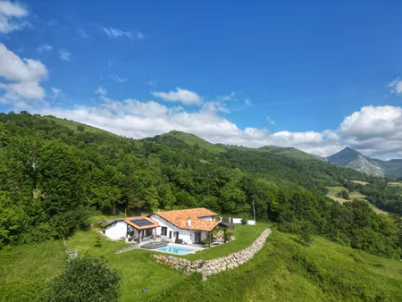 magnifique maison avec piscine et vue sur les montagnes