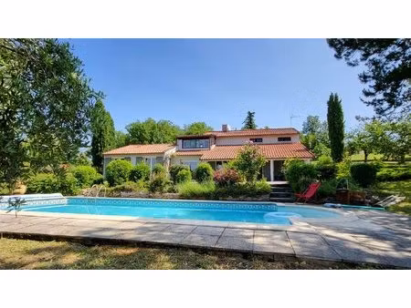 maison t5 d'environ 182 m² sur une parcelle de 3237 m²