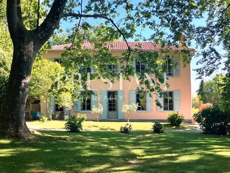 propriete avec dependance et piscine proche du centre ville