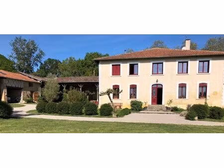 grande maison de campagne avec gîte sur 1.5ha vue sur les collines