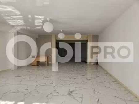 location commerce 102 m²