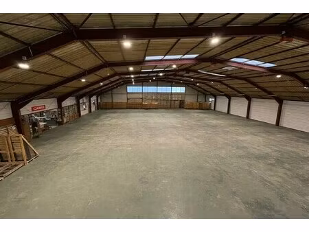 location commerce 1 600 m²