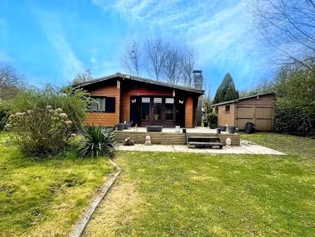 charmant chalet en bois au coeur d'un environnement verdoyant