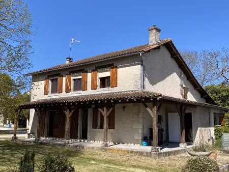 proche aubeterre. maison de campagne  5 chambres et dépendances. prix fixe.