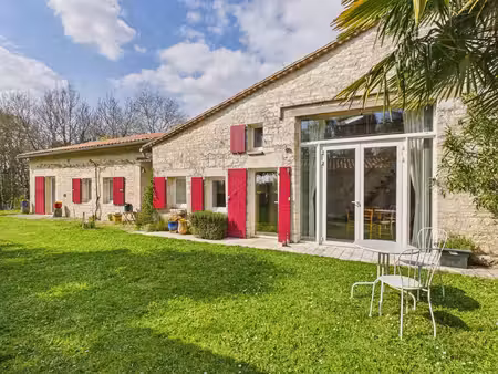 maison rénovée avec beaucoup de lumière naturelle  à proximité de mansle