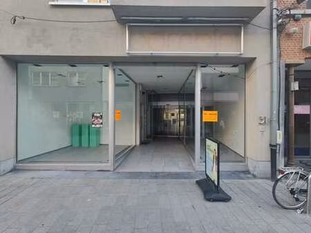 rez-de-chaussée commercial idéalement situé au cœur de bever