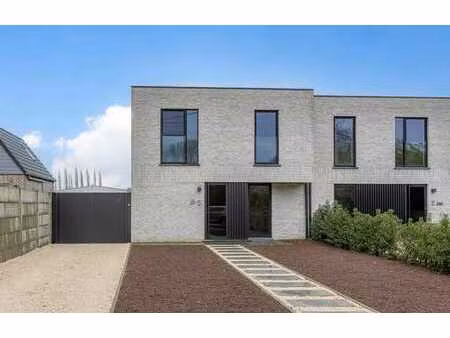 maison unifamiliale solide et spacieuse construite en 2024.