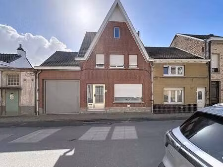 maison robuste et chaleureuse avec 3 chambres
