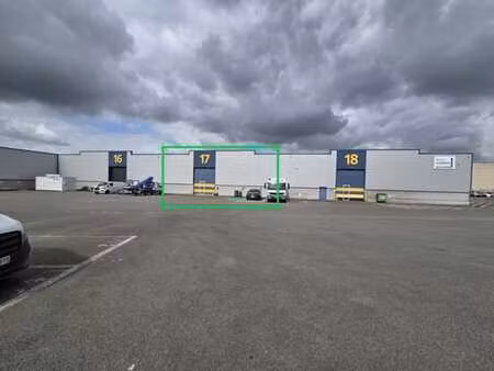 1.152 m² de stockage avec 288 m² de bureaux