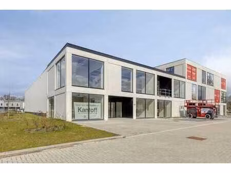 bâtiment d'affaires récemment construit de 1 690 m² avec vis