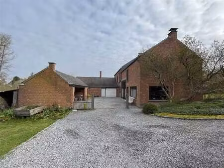 maison sur un terrain d'un hectare