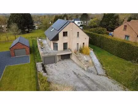 magnifique villa 4 façades composée de 4 chambres !