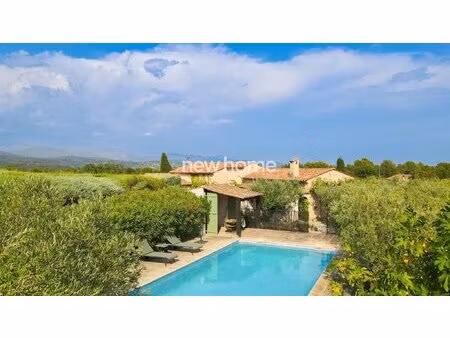 charmante maison avec vue  oliviers et piscine  à côté d'un château viticole