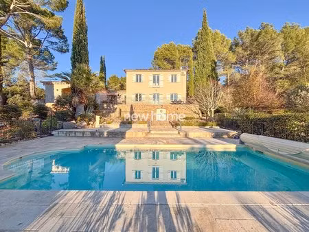 bastide provençale de 160 m² sur un terrain d'un hectare avec vue dégagée!