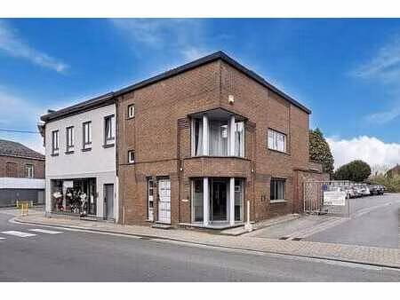 rez - de - chaussée commercial + duplex à vendre