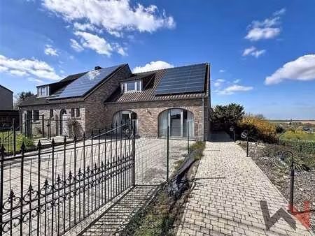 grande villa avec beau potentiel