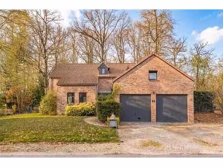 maison 3 chambres avec garage idéalement située!