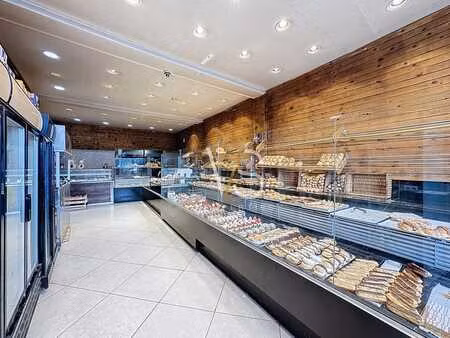 superbe rez-de-chaussée commercial de +/- 200 m2 bruts !