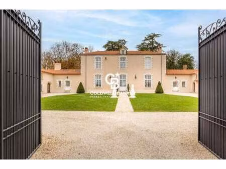 vente maison piscine à nantes (44000) : à vendre piscine / 550m² nantes