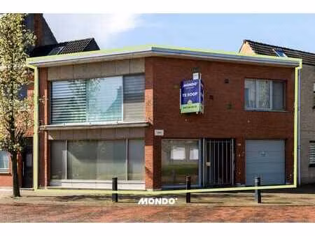 petit immeuble d'appartements avec 2 appartements et un gar