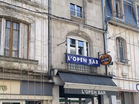 immeuble libre avec bar (licence4) et habitation