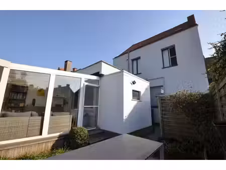 instapklare herenwoning in het centrum van zandvoorde