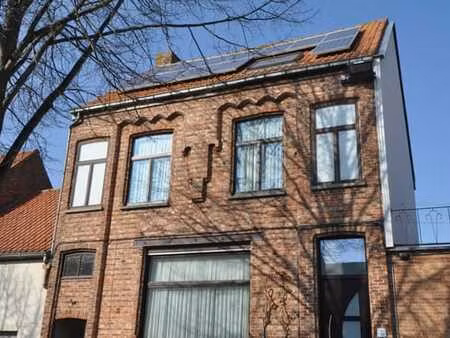 vernieuwde herenwoning in het centrum van zandvoorde