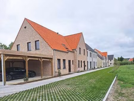 maison rurale dans un environnement verdoyant