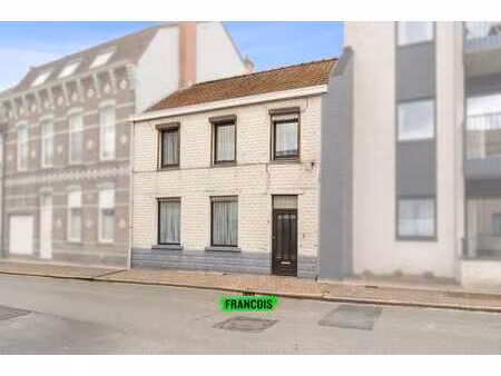 maison de rangée avec potentiel et grand bâtiment annexe à …