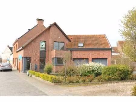 comfortabel tweeslaapkamerappartement met garage