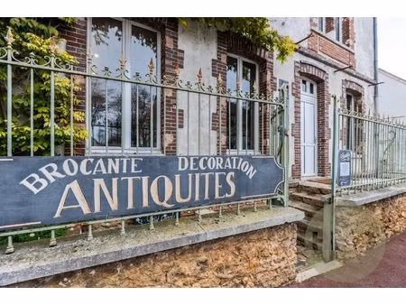 houdan - vaste local commercial avec matériaux charmants et de qualités