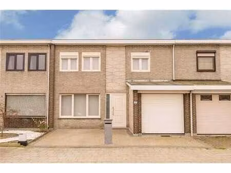 volledig vernieuwde woning met 3 slaapkamers en grote garage