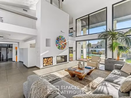 contemporaine avec bureaux indépendants et piscine chauffée proche de blagnac