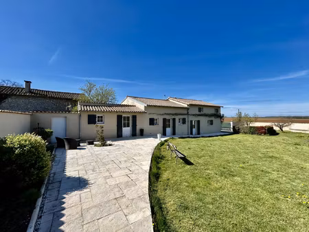 domaine clos avec 2 maisons  piscine chauffée et dépendances