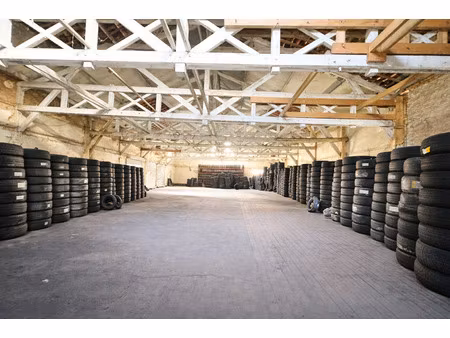 entrepôt de +500 m2 avec 3 quais bien rare à fort potentie
